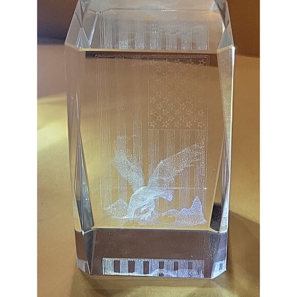 Paperweight With Eagle, Mountains And Flag Etched Crystal Clear Patriotic 3"x 2" - Picture 1 of 3